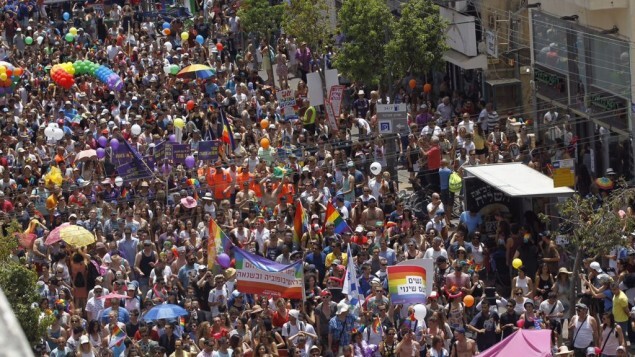 Environ 200 000 personnes ont participé à la Gay Pride annuelle à Tel Aviv, le 3 juin 2016. (Crédit : Miriam Alster/Flash90)