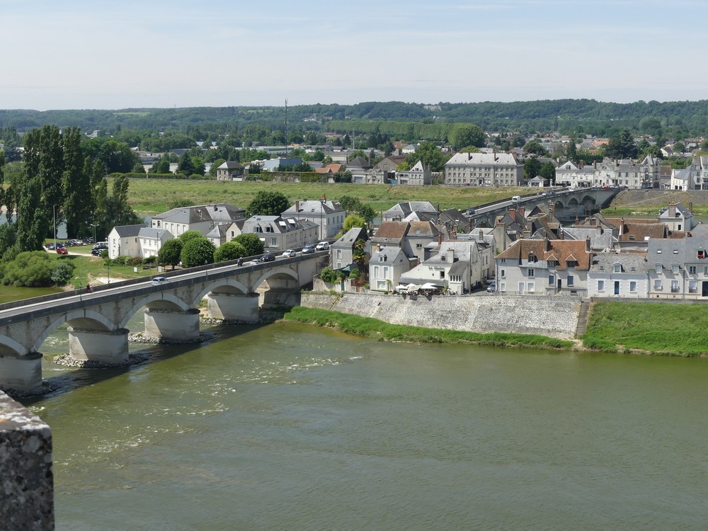 Du Château Royal d'Amboise : vue sur la ville et sur la Loire...