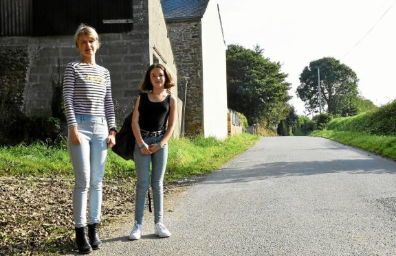 Au hameau de Kerascar, à Saint-Divy, Élodie Gouriou est prête à financer un arrêt de car scolaire pour éviter à sa fille, Anaëlle, de marcher 400 mètres sur une route étroite, sans trottoir, empruntée