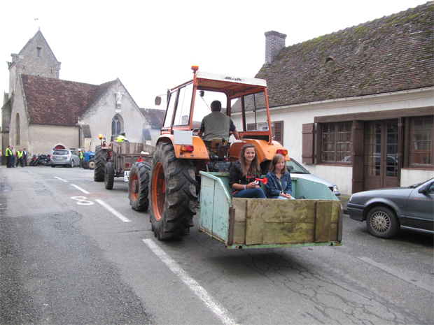 Défilé de tracteurs anciens dans le bourg 