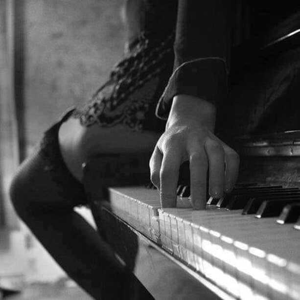 Peut être une image en noir et blanc de 1 personne et piano