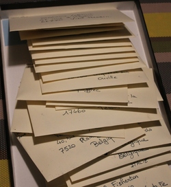 Bal des enveloppes dans la boîte aux lettres