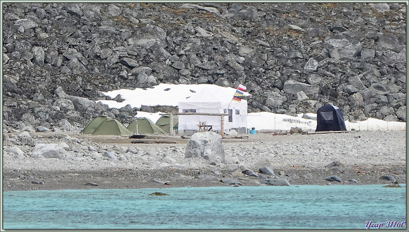 Ne pouvant pas débarquer à cause de l'ours qui rode, en remplacement, on nous fait visiter le fjord et le navire s'approche du front du glacier - Magdalenfjord - Spitzberg - Svalbard - Norvège 