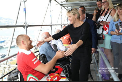Visite du prince Albert et de la princesse Charlene  aux personnes handicapées  au Grand  prix en 2018