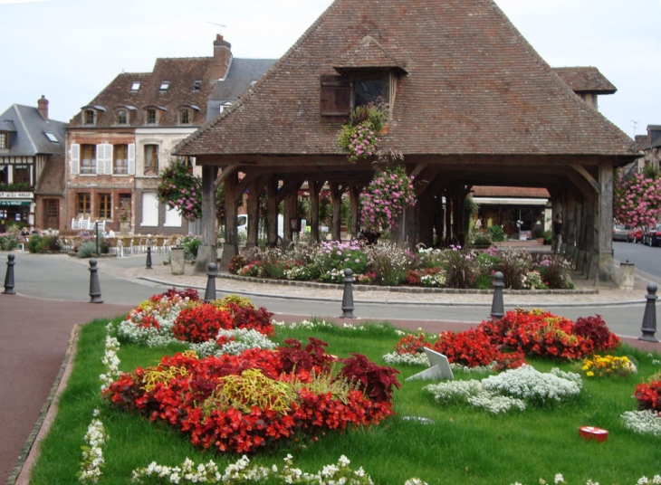 La halle, bordée de fleurs et de belles maisons - Lyons-la-Forêt