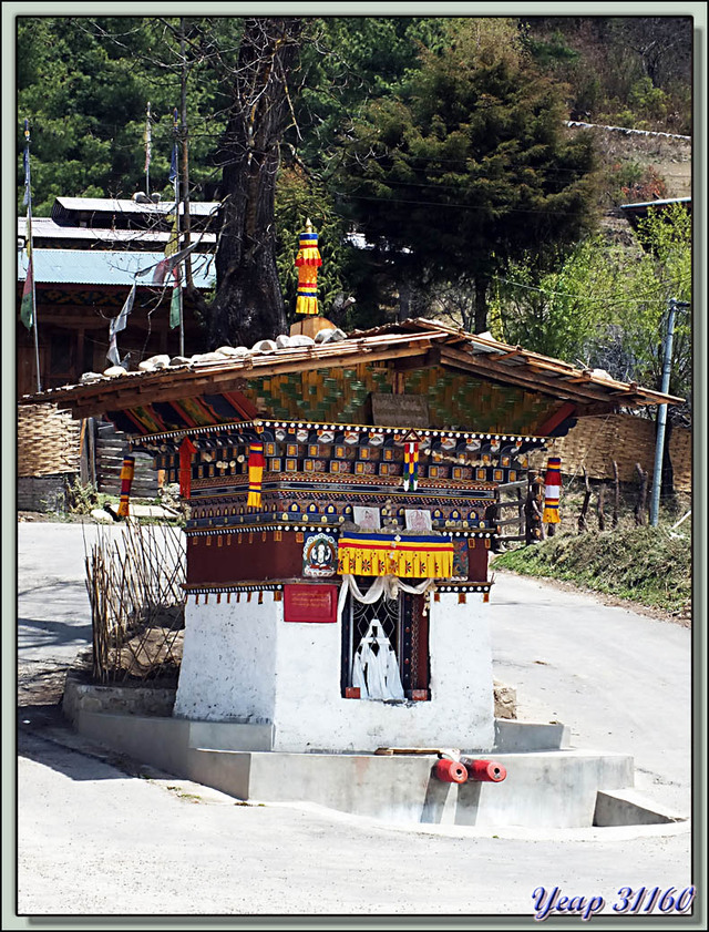 Blog de images-du-pays-des-ours : Images du Pays des Ours (et d'ailleurs ...), Fontaine ou Chorten? - Près du Monastère de Tamshing - Jakar - Bumthang - Bhoutan