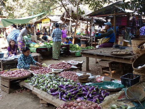 un petit marché local dans la campagne