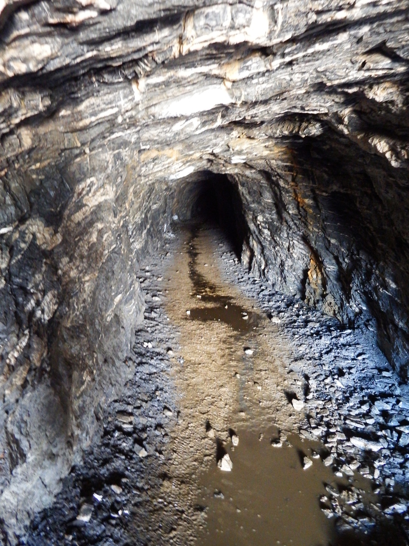Tunnel traversant le rocher