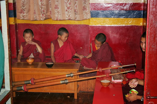 la prière dans un temple bouddhiste