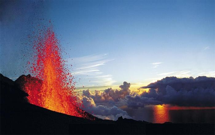 Balade Dans L'Île De La Reunion Voie Lactée Au-Dessus De L’Ile De La Réunion..