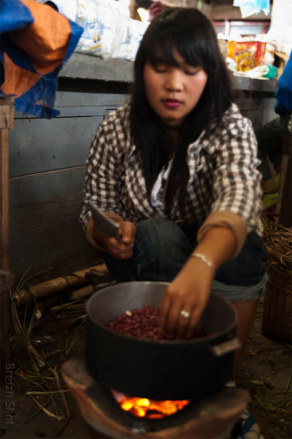 Cuisson cacahuètes au Laos