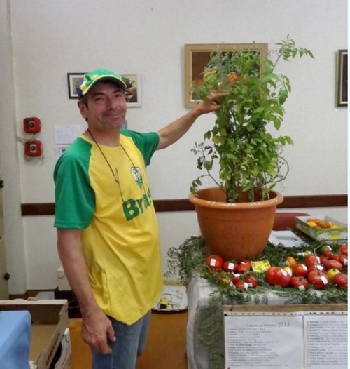Une rencontre avec Robert Cruel, alias "Monsieur Tomate", collectionneur fou de tomates et de plantes amérindiennes...
