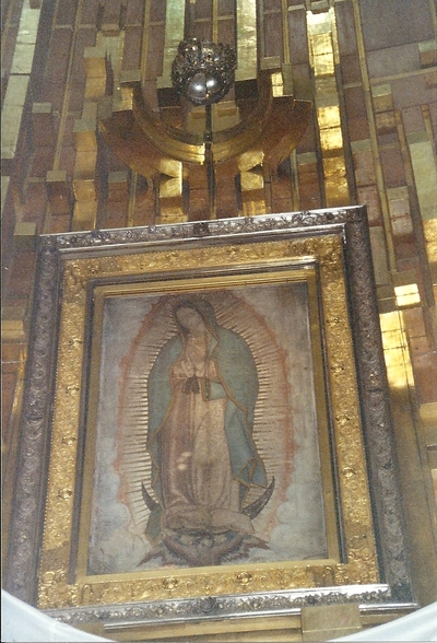 Intérieur de la Cathédrale, cape de la Vierge Brune apparu a Juan Diego