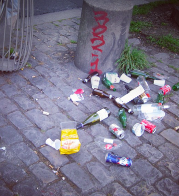 #Paris A l'heure de l'apéro, "Boboland" se transforme en royaume des déchets et des flaques d'urine... Le Tumblr "Welcome to Canal Saint-Martin" montre la face cachée de ce quar