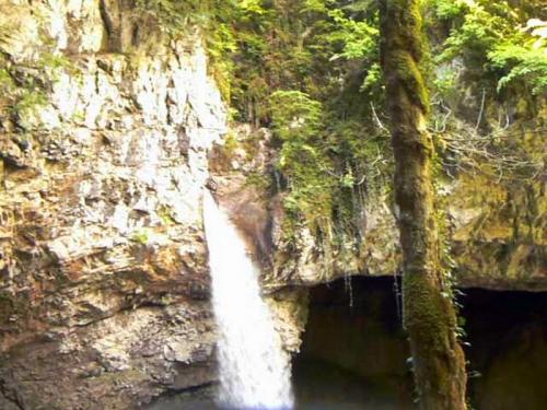 La cascade des grottes de Seythenex