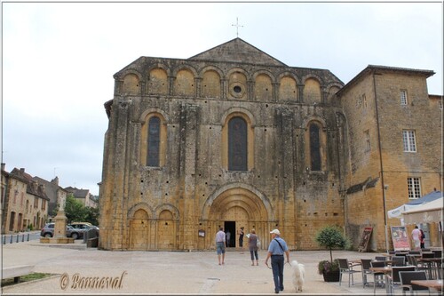 Abbaye de Cadouin Dordogne l'église abbatiale romane 12ème siècle