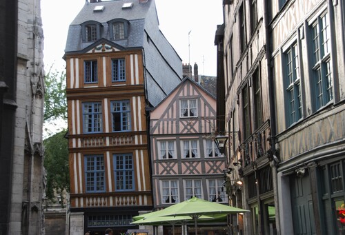 Autour de l'église et de l'aire Saint Maclou à Rouen