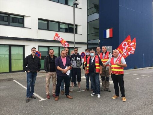 Une trentaine de salariés des sites Francois-Meunier de Brest et Lorient se sont réunis devant le tribunal de commerce.