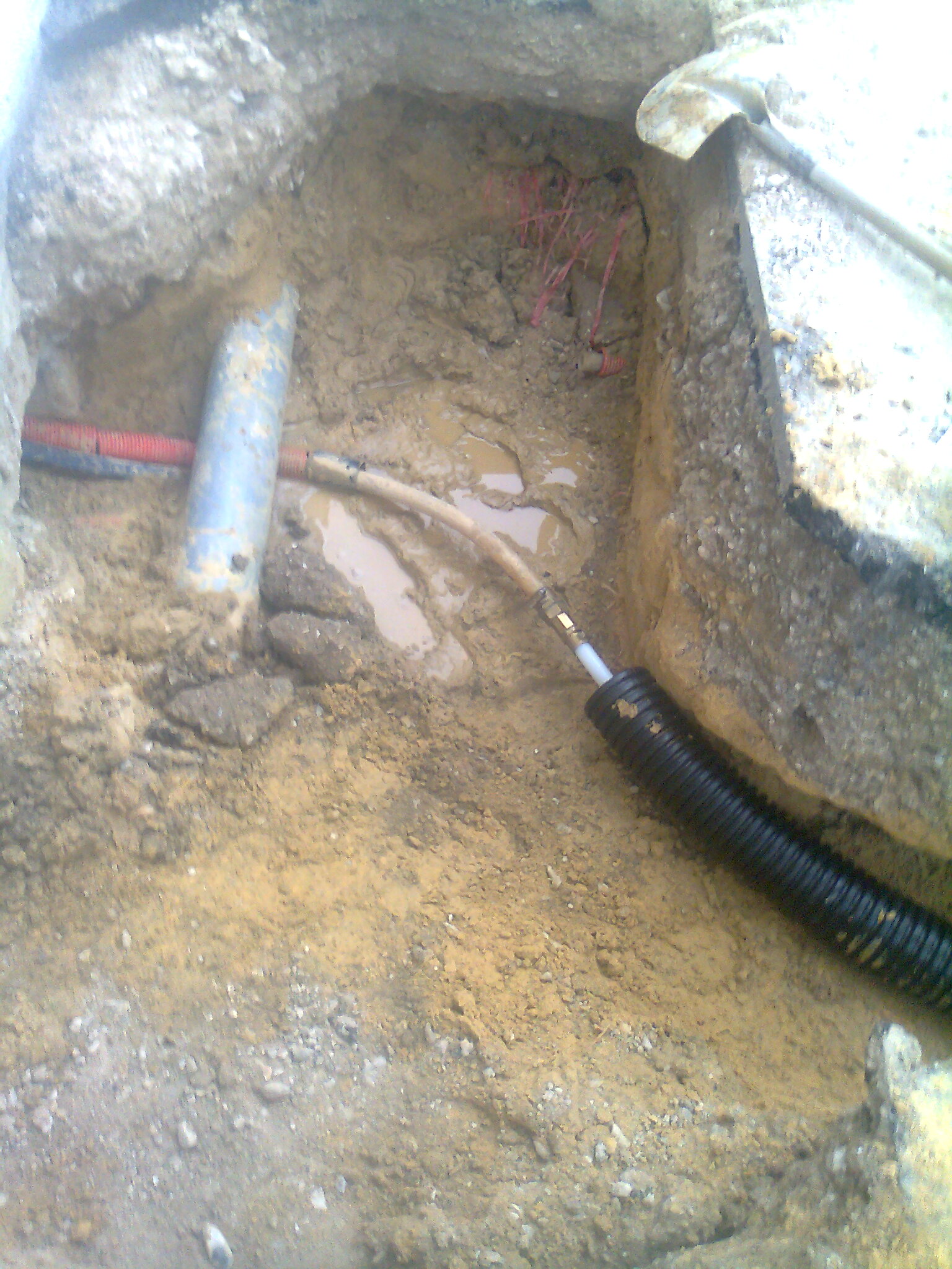 fuite d'eau sur réseau enterré d'eau chaude - l'art du tuyau