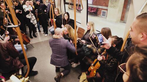 Une demande en mariage en musique dans le métro Stockel + vidéo