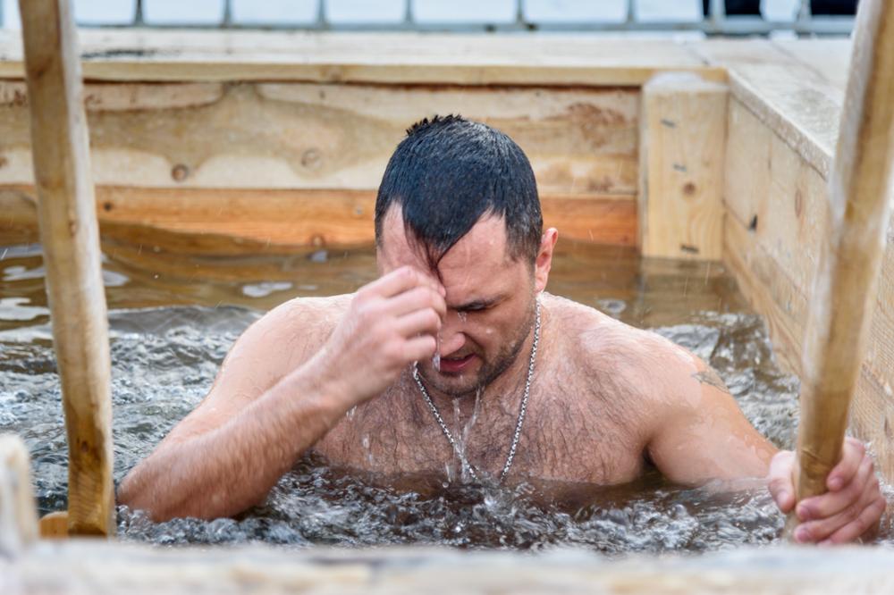 Fêter l’Epiphanie en Russie dans un bain de glace 