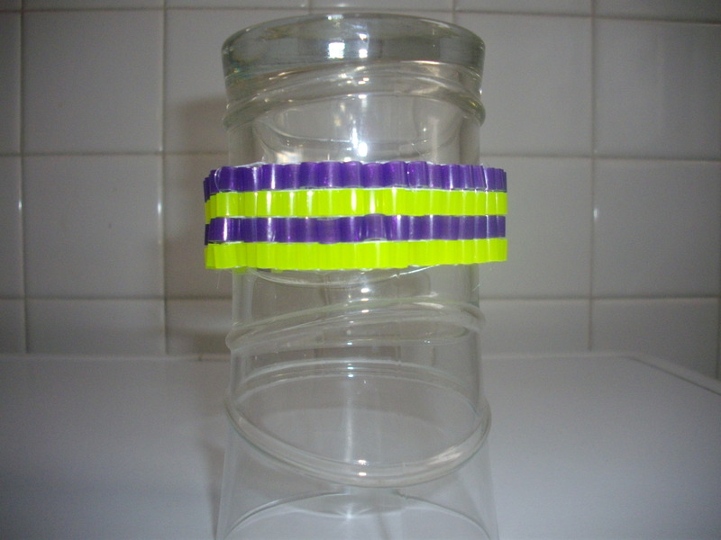 Bracelet plat avec petite perles violette et jaune