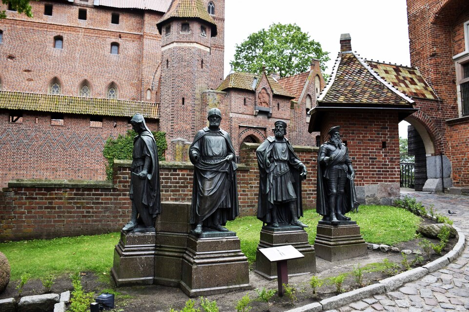 J33 - PL - Malbork - Le château - Statues des grands maitres des Chevaliers Teutoniques