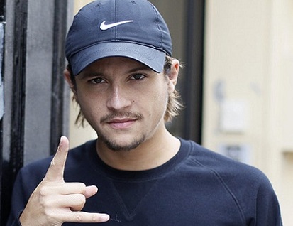 Nekfeu enfin de retour ? Deux apparitions du rappeur embrasent la Toile.