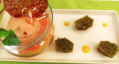 muffins au thé Matcha, glace à l'orange amère, tuile à l'orange et clémentines dans un bain d'épices d'orient