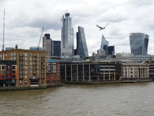 En traversant la Tamise à Londres (photos)