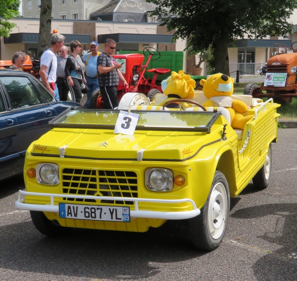 Une superbe exposition de véhicules anciens a eu lieu sur le Cours l'Abbé dimanche 22 mai 2022
