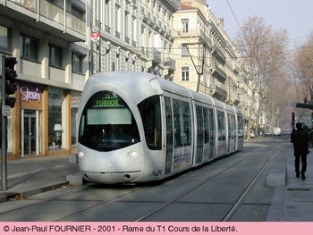narrow-street-tram-lyons