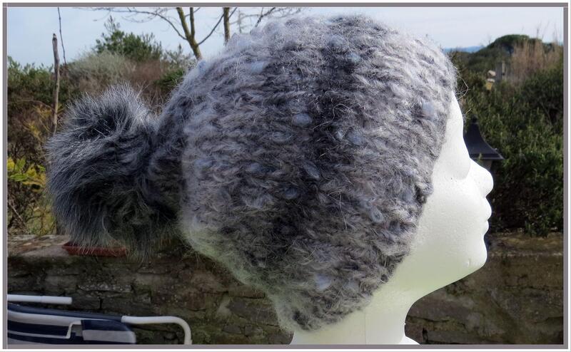 Ensemble Bonnet à pompon et manchon Plassard noir et blanc