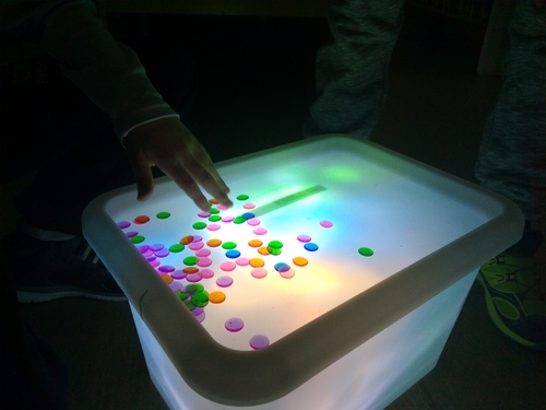 *Jeu sensoriel: la table lumineuse enfant