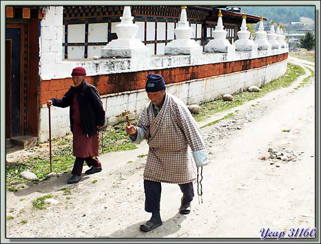 Blog de images-du-pays-des-ours : Images du Pays des Ours (et d'ailleurs ...), Prières autour du Monastère de Kurjé (Kurjey Lhakhang) - Jakar - Bumthang - Bhoutan