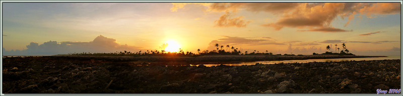 Panorama sur un coucher de soleil vu du platier du Motu Aito - Atoll Fakarava - Polynésie française