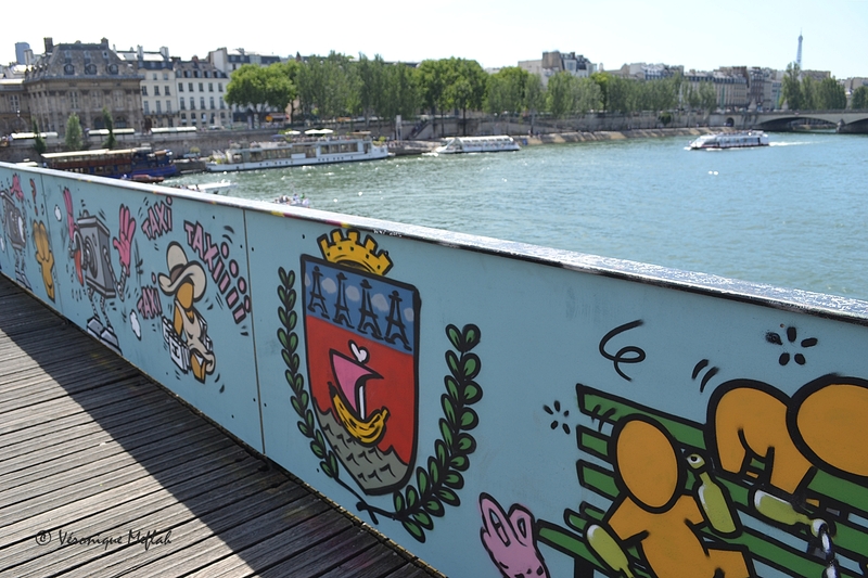 Débarrassé de ses cadenas, le pont des Arts se met au street art