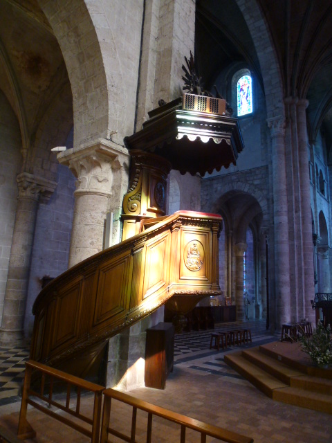 INTERIEUR DE NOTRE-DAME de BEAUGENCY, Vitraux, Chapiteaux, Statuaire ....