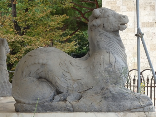 Messine, La fontaine d'Orion et la catérale