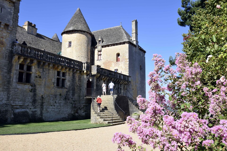 J14 - Périgord - Vallée de la Dordogne - Château de Fénelon - L'accès à la cour d'honneur