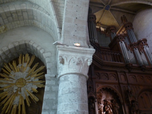 INTERIEUR DE NOTRE-DAME de BEAUGENCY, Vitraux, Chapiteaux, Statuaire ....