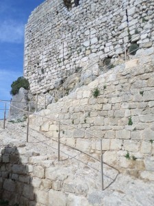 Chateau Aguilar passerelle acces (2)