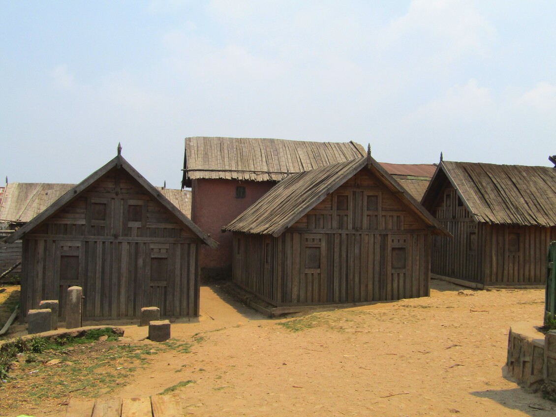 VISITE  D'UN  VILLAGE  EN  BOIS 