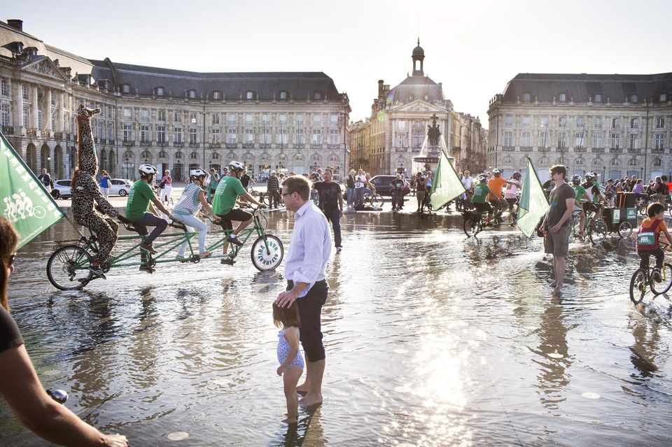 Les militants écologistes de l’Alternatiba à Bordeaux, lors de leur tour de France à vélo pour «sauver le climat», en septembre 2015.
