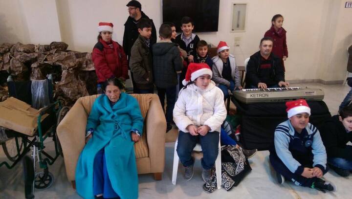 Les beneficiaires du marche de Noel solidaire des EB5 : la maison de retraite de Deddeh.