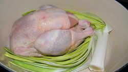 Poulet cuit au bouillon et rôti ensuite