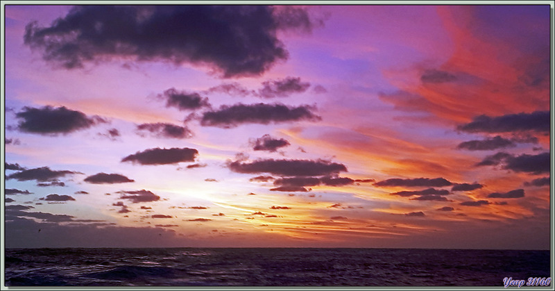 Atlantique Sud entre Tristan da Cunha et Le Cap : Superbe coucher de soleil