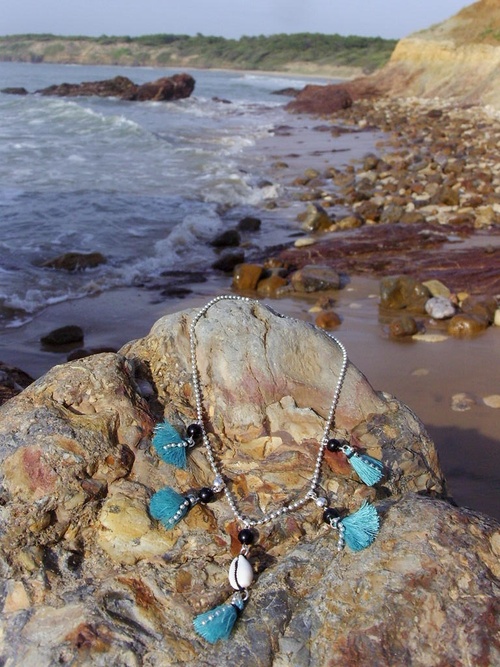 Collier bijoux pompons turquoises 