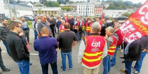 Les salariés des Établissements François Meunier se sont rassemblés devant le tribunal de commerce, mardi matin.