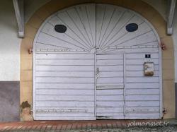 l'entrée d'une ferme en centre bourg